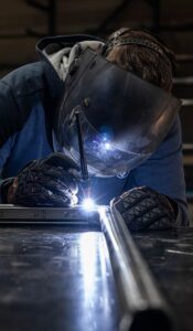 soldador de D MUVLE soldando metáles en taller de Padre Hurtado, Santiago